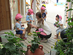 子どもたちが寄ってくるよ♪憩いの広場になってます。