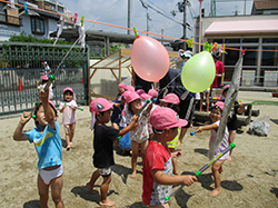 風船めがけてシュー！