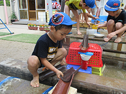 水の流れ道作り。うまく流れるかな？