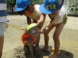 山のてっぺんから流れるよ～！