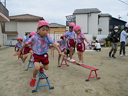 一本橋渡ってピョンッ！