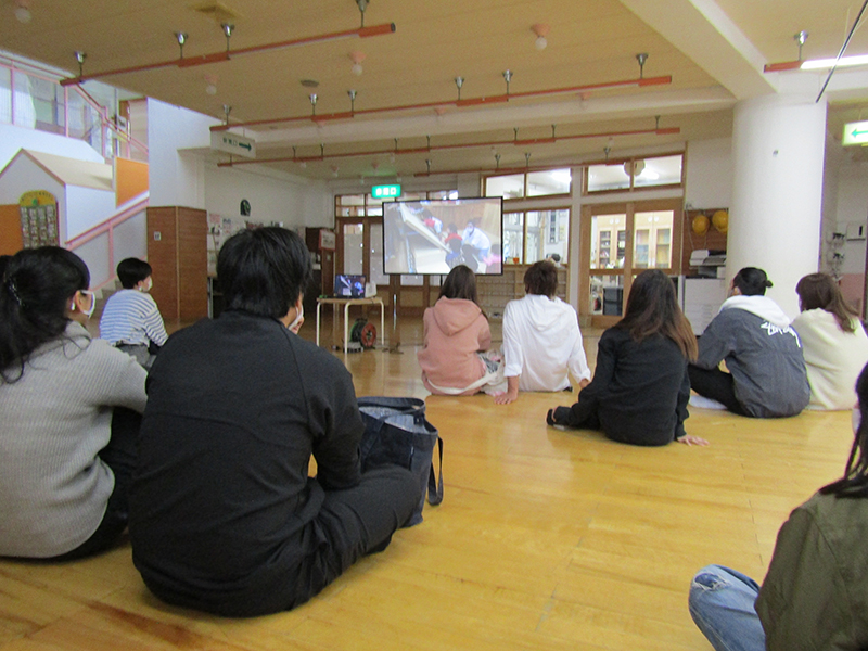 お部屋での様子をライブ中継でお届け。お部屋でのびのびあそんでるよ。