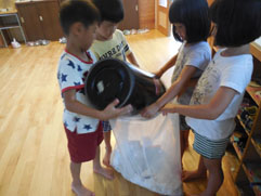16:00 4、5歳児クラスはお当番活動。毎日ゴミ集めや床ふき、おもちゃの整理をみんなでします。